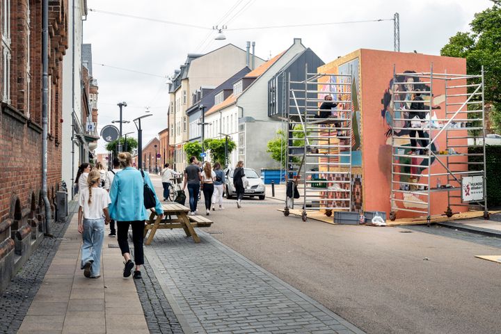 Under Esbjerg Festuge i 2023 indtog street art kunstnere Skolegade. I år vil nye kunstnere rykke ind i Kongensgade.