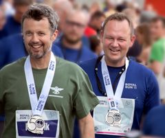 Esbjerg Kommune havde sidst fornøjelsen af Royal Run i 2018, hvor H.M. Kongen blev taget godt imod af borgmester Jesper Frost Rasmussen og alle de glade løbere. Foto: Esbjerg Kommune