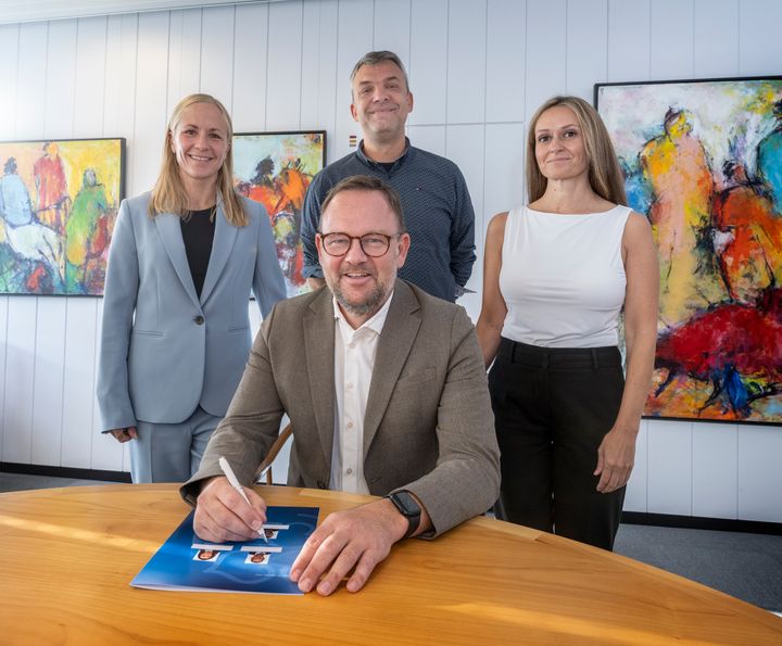 Bag budgetforliget står (bagerst fra venstre) Anne Marie Geisler Andersen, Radikale Venstre, Mikkel Ammitzbøll, Socialistisk Folkeparti, Karen Sandrini, Socialdemokratiet og borgmester Jesper Frost Rasmussen, Venstre. Foto: Esbjerg Kommune