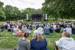 Byparkens træer danner et flot bagtæppe, når der underholdes på scenen, fx ved de populære Sommerliv koncerter.