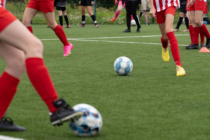 Den nye velfærdsalliance skal blandt andet udvikle pigefodbold i Esbjerg Kommune yderligere, få flere børn og unge til at være en del af holdet og styrke frivilligheden hos fodboldklubberne. Foto: Colourbox.