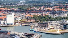 Kunstværket, der er en gave til Esbjerg fra de to fonde Esbjerg Fonden og Johan Hoffmann Fonden, placeres her på Englandskaj på Dokken i Esbjerg.