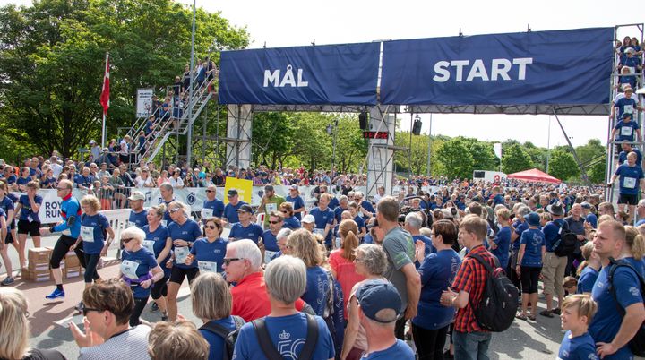 Royal Run tiltrækker ikke alene mange deltagere og tilskuere som her i 2018 i Esbjerg. Også bag kulisserne er der brug for rigtigt mange hænder til at sørge for, at alt forløber som planlagt. 300 frivillige er klar til at smøge ærmerne op, når Royal Run løber af stablen den 9. juni 2025 i Ribe. Foto: Esbjerg Kommune.