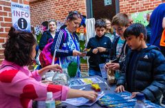 Internationale tilflyttere var med til at omdanne Esbjergs International House til Alice in Wonderland under Fantasyfestival. Foto: Esbjerg Kommune