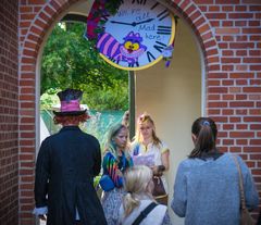 Internationale tilflyttere var med til at omdanne Esbjergs International House til Alice in Wonderland under Fantasyfestival. Foto: Esbjerg Kommune