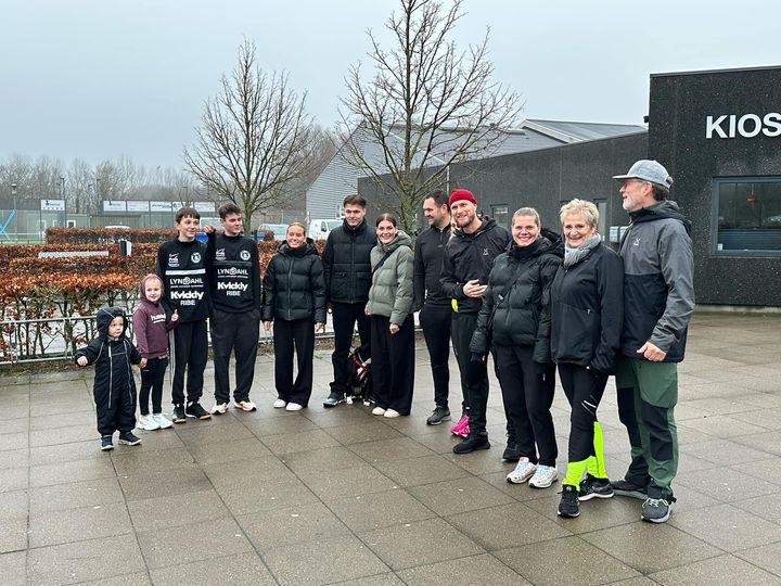 Familien med rødder i Ribe bevægede sig i fællesskab ud på en One mile (1,609 km) rundt i Ribes gader som start på træningen til Royal Run den 9. juni 2025 i Ribe. Foto: Privat.