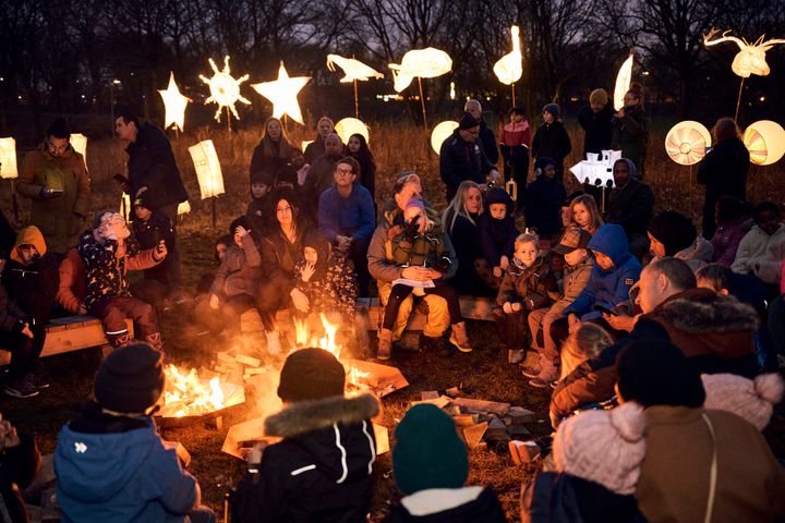 Sidste års Lysfest bragte deltagerne sammen om bålet efter det flotte optog med lanternerne.