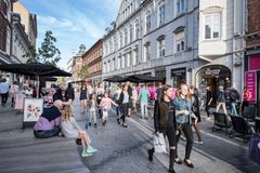 I Esbjergs gågade nyder turister byens stemning, butikker og det stigende udbud af oplevelser og kultur.
