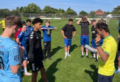 Fodboldlinjens egen brasilianske træner, Leandro Fioretti, giver sin legende og kreative tilgang til fodbold videre til eleverne.