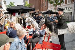 Gadeteater - Skøre Strømere på razzia i Esbjergs gågade under festugen. Foto: Esbjerg Kommune