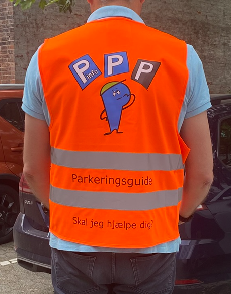 Bilisterne i Esbjerg midtby kan kigge efter parkeringsguiderne i orange veste, hvis de har brug for assistance til parkeringen. Foto: Esbjerg Kommune