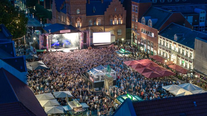 Torvet var fyldt godt op allerede den første lørdag aften, hvor den nye ungeaften med Blæst, MAS og Noah Carter, der er på scenen her, trak unge fra både nær og fjern til byen. Foto: Esbjerg Kommune