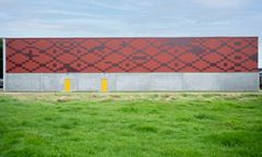 Springhallens facade er prydet af kunstværket Siksak, som kunstner Iben West står bag. Foto: Esbjerg Kommune
