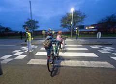 Skolepatruljen ved Vitaskolen hjælper skoleelever over Vester Gjesingvej.