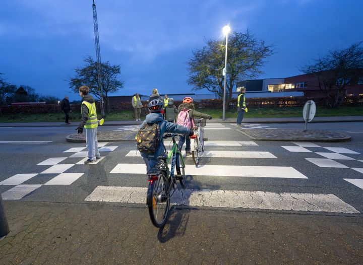 Skolepatruljen ved Vitaskolen hjælper skoleelever over Vester Gjesingvej.