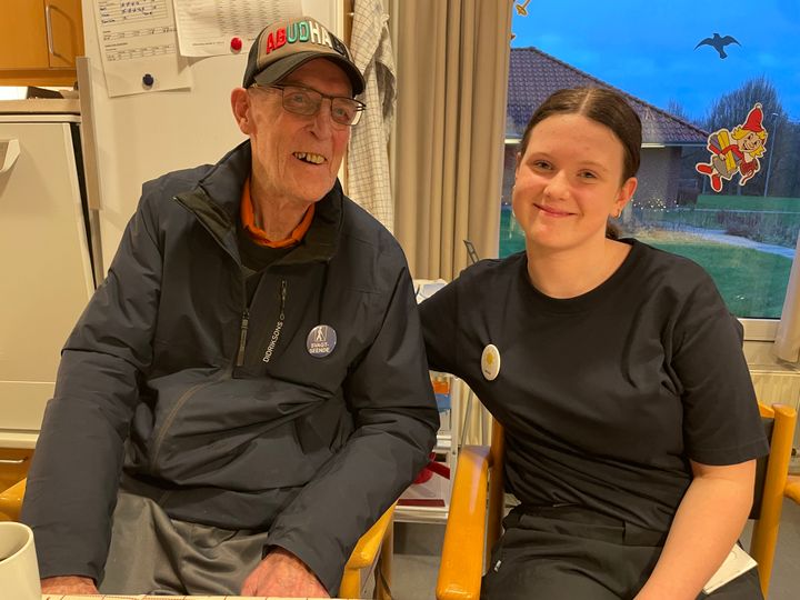 Unge fritidsjobbere skaber livsglæde for beboere på plejehjem og får samtidig øje på nye uddannelsesmuligheder i velfærdsfagene. Foto: Privat.