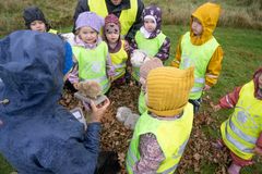 Pindsvinet bliver puttet i vinterhi. Foto: Esbjerg Kommune