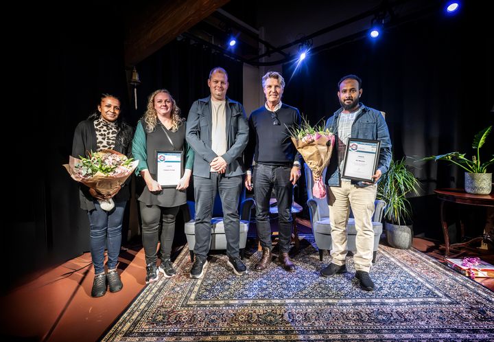 Stort tillykke til Compass Group og Ali Macow, som i 2025 deles om Esbjerg Kommunes Integrationspris. Foto: Esbjerg Kommune.
