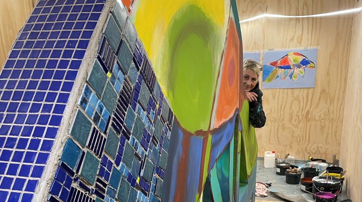 Kunstner Lotte Lambæk arbejder lige nu på at udsmykke de betontræer, der skal være på den kommende kunstlegeplads.