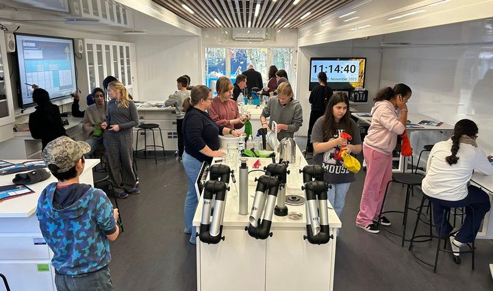 Bakkeskolen i Esbjerg har netop haft besøg af LIFE Fonden, der kom med et rullende laboratorium på en lastbil. Foto: Bakkeskolen
