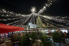 Lida og Oskar Nielsens Fond spreder juleglæde med gaver til alle beboere på Esbjerg Kommunes plejehjem. Foto: Esbjerg Kommune.