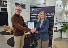 ESG-diplomet overrækkes her til Musikhuset Esbjerg, en af de knapt 180 virksomheder, der hyldes for social ansvarlighed. Foto: Privat.