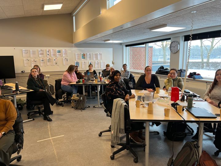 Medarbejdere ansat i Esbjerg Kommune i gang med det forløb, som skal forberede dem til uddannelsen som social- og sundhedsassistenter. Foto: Privat.