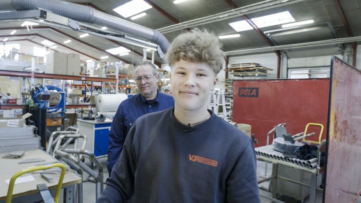 15-årige Tristan er en af de 73 unge, der aktuelt er en del af juniormesterlæreordningen. Foto: Esbjerg Kommune