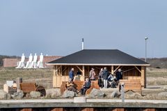 De første besøgende har allerede taget de nye faciliteter på havneøen ved Aqtiv - havbad og vandsport på Esbjerg Strand i brug. Foto: Esbjerg Kommune.