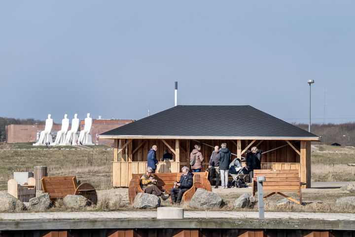 De første besøgende har allerede taget de nye faciliteter på havneøen ved Aqtiv - havbad og vandsport på Esbjerg Strand i brug. Foto: Esbjerg Kommune.