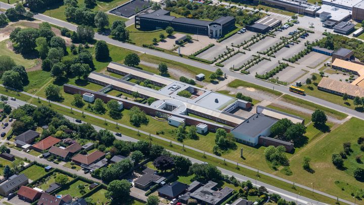 Set fra luften fornemmer man størrelsen på ejendommen på Niels Bohrs Vej.