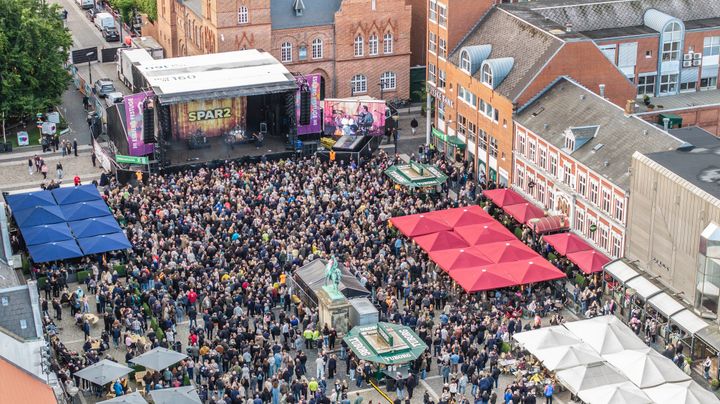Et stort publikum var klar til Spar2's koncert på Torvet i fredags, og nu får de mange fans heldigvis chancen for at høre det populære band igen. Foto: Esbjerg Kommune