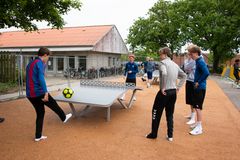 Danmarks første brasilianske fodboldpark åbner i Esbjerg på fredag. Tirsdag fik eleverne på den brasilianske fodboldlinje på Bakkeskolen lov til at teste den nye fodboldpark. Foto: Esbjerg Kommune