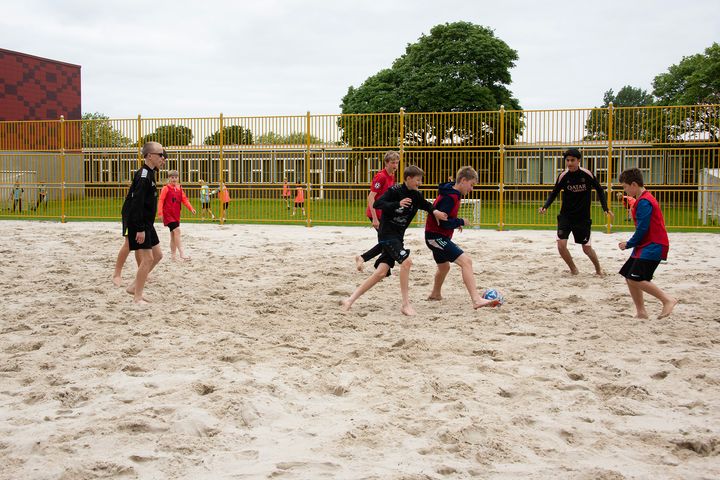 Danmarks første brasilianske fodboldpark åbner i Esbjerg på fredag. Tirsdag fik eleverne på den brasilianske fodboldlinje på Bakkeskolen lov til at teste den nye fodboldpark. Foto: Esbjerg Kommune