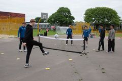 Danmarks første brasilianske fodboldpark åbner i Esbjerg på fredag. Tirsdag fik eleverne på den brasilianske fodboldlinje på Bakkeskolen lov til at teste den nye fodboldpark. Foto: Esbjerg Kommune