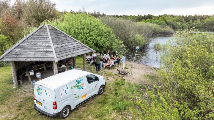 8. klasse fra Tjæreborg Skole havde fornøjelsen af et besøg af MYRTHUE i elevernes egen nære natur. Foto: Esbjerg Kommune