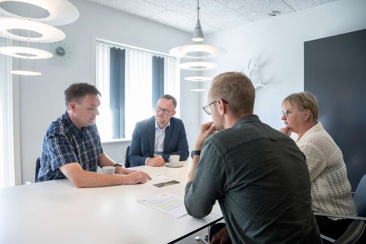 Dialog med erhvervslivet er en vigtig del af Esbjerg Kommunes erhvervsindsats. Her ses borgmester Jesper Frost Rasmussen og direktør Ole Blach Hansen fra Gørding-virksomheden Trade Line i forbindelse med virksomhedens indtræden som klimapartner.