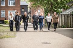 Et stærkt fællesskab, tæt vejledning og muligheden for at fordybe sig i arbejdet med voksne og ældre er blandt de styrker, som pædagogiske assistentelever fremhæver i Esbjerg Kommunes nye uddannelsesforløb. Eleverne ses her sammen med to oplæringsvejledere. Foto: Privat.