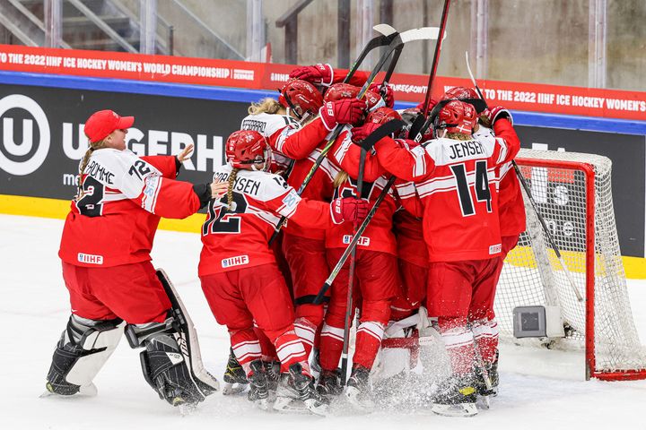 Esbjerg og Herning deler værtsskabet til det kommende VM i kvindeishockey. De danske kvinder kan følges på isen i Herning, mens de olympiske- og forsvarende verdensmestre fra USA kan opleves i Esbjerg. Foto: Dansk Ishockey Union.