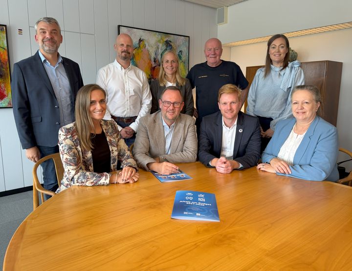 Bag budgetforliget står (bagerst fra venstre) Mikkel Ammitzbøll, Socialistisk Folkeparti, Michael Harbøll, Demokratilisten - Esbjerg Kommune, Anne Marie Geisler Andersen, Radikale Venstre, Peter Nikolajsen, Liberal Alliance, Maria Høj Pedersen, Venstre, May-Britt Andrea Andersen, Det Konservative Folkeparti, Jesper Frost Rasmussen, Venstre, Frederik Vestergaard Jørgensen, Socialdemokratiet, Susanne Dyreborg, Danmarksdemokraterne - Inger Støjberg. Foto: Esbjerg Kommune