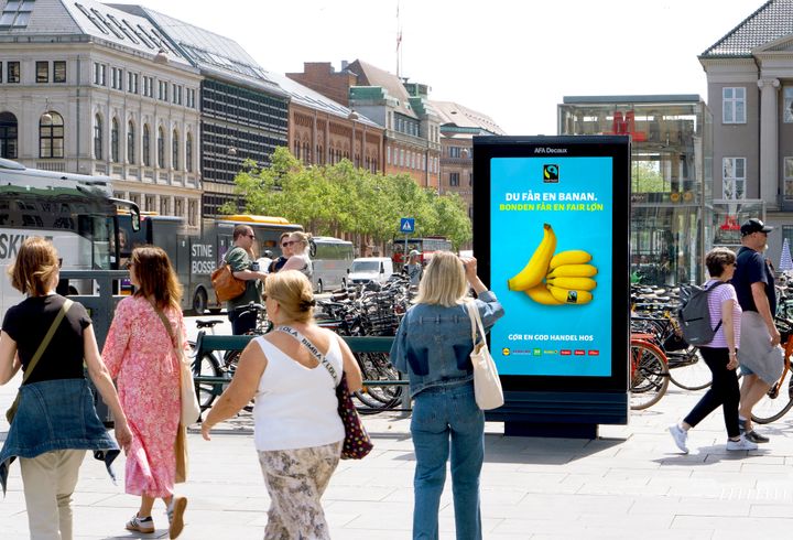 Nu går en stor del af den danske dagligvarehandel sammen om budskabet: Du får en banan. Bonden får en fair løn.