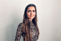 “Det er ikke blot ansvarligt, at møde dyrene på deres egne præmisser, men også en autentisk oplevelse, der langt overstiger, at se et vildt dyr optræde i et kunstigt miljø som i de spanske delfinarier Loro Parque og Aqualand”, siger Stephanie Kruuse Klausen.