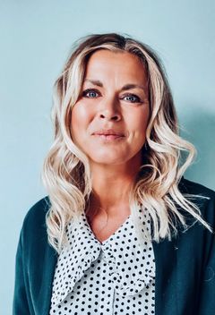 "I stedet for delfinarier gør vi meget ud af at tilbyde alternative udflugter til vores gæster, hvor dyrene kan opleves i deres naturlige omgivelser. Hvis man vil se delfiner og andre hvaler, skal man selvfølgelig opleve dem i naturen, og der er rigtig gode muligheder fleres steder i Spanien, særligt på Tenerife ” siger Sofie Folden Lund, kommunikationschef hos Spies Rejser.