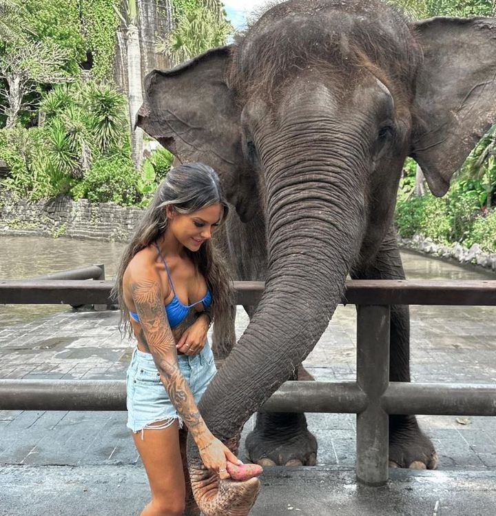 Kendt dansk influencer poserer på sin Instagram-profil med elefant i Bali Zoo, der er på World Animal Protections sorte liste over dyrehaver, fordi de tilbyder nærkontakt med vilde dyr og elefantridning. (Billede fra Christel Trubkas Instagram-profil)
