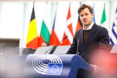 "Det vil være en demokratisk skandale, hvis EU-Kommissionen ender med at sylte den lovede revisionen af dyrevelfærdsloven. Vi ved, at et klart flertal i den europæiske befolkning ønsker bedre vilkår for dyr", siger Niels Fuglsang, der er næstformand for EU Parlamentets dyrevelfærdsgruppe