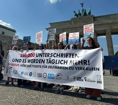 Stop udnyttelsen af delfiner, drop jeres forretninger med delfinarier, lød beskeden fra 15 internationale organisationer, der afleverede 350.000 underskrifter fra ni lande i TUIs hovedkontor ved Brandenburger Tor i Berlin.