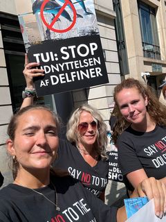 Stephanie Kruuse Klausen fra World Animal Protection demonstrerede i Berlin sammen med 14 andre organisationer mod TUIs fortsatte støtte til de udskældte delfinarier. Samtidig afleverede de 350.000 underskrifter fra ni lande.