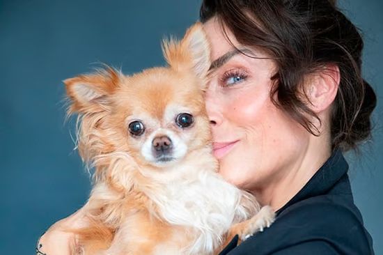 "Dyr har altid været vigtige for mig. Til tider endda vigtigere end menneskelige relationer," siger musicalstjernen Szhirley, der er ny ambassadør for World Animal Protection DK. Her med sin elskede Chihuahua, Johnny, der trods navnet er en hunhund.