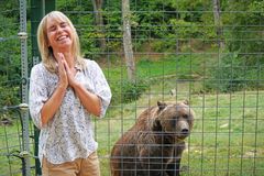 Gitte Buchhave i Europas største bjørnereservat, Libearty i Transsylvanien, der huser mere end 100 bjørne, der i mange tilfælde er reddet fra turistindustrien.