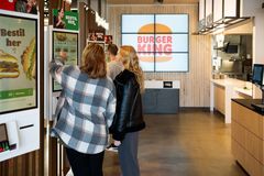 Fastfood-kædernes intentioner hænger ikke sammen med standarden i de kyllingesandwich og -burgere de langer over disken til deres kunder hver dag, konkluderer World Animal Protection i en ny undersøgelse af dyrevelfærd i Danmarks fastfood-industri.